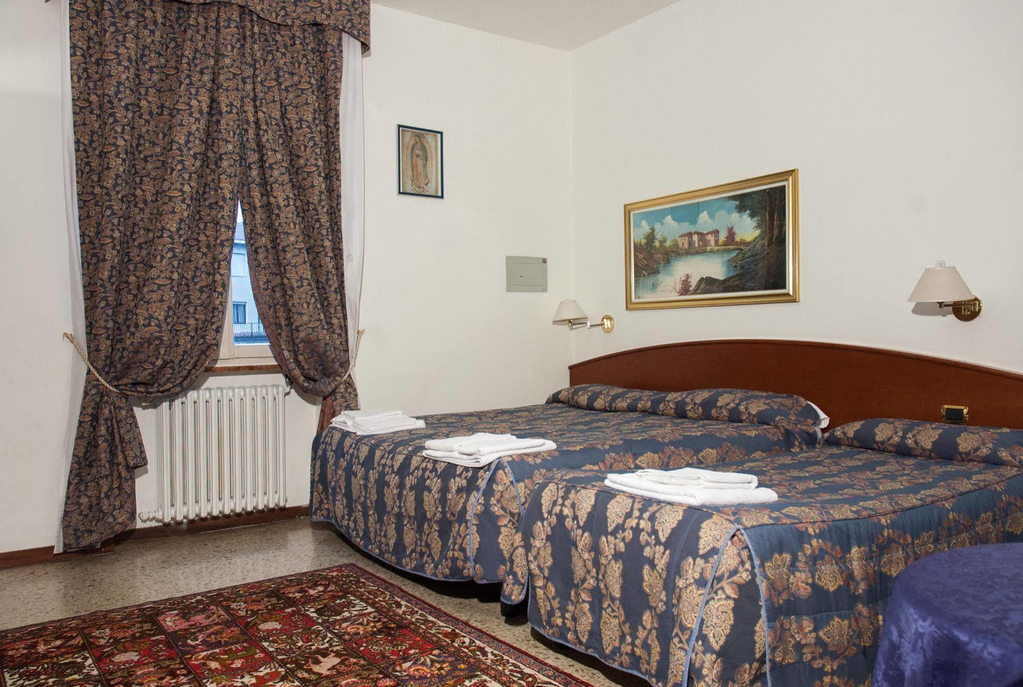 Vip Hotel Piacenza Kültér fotó