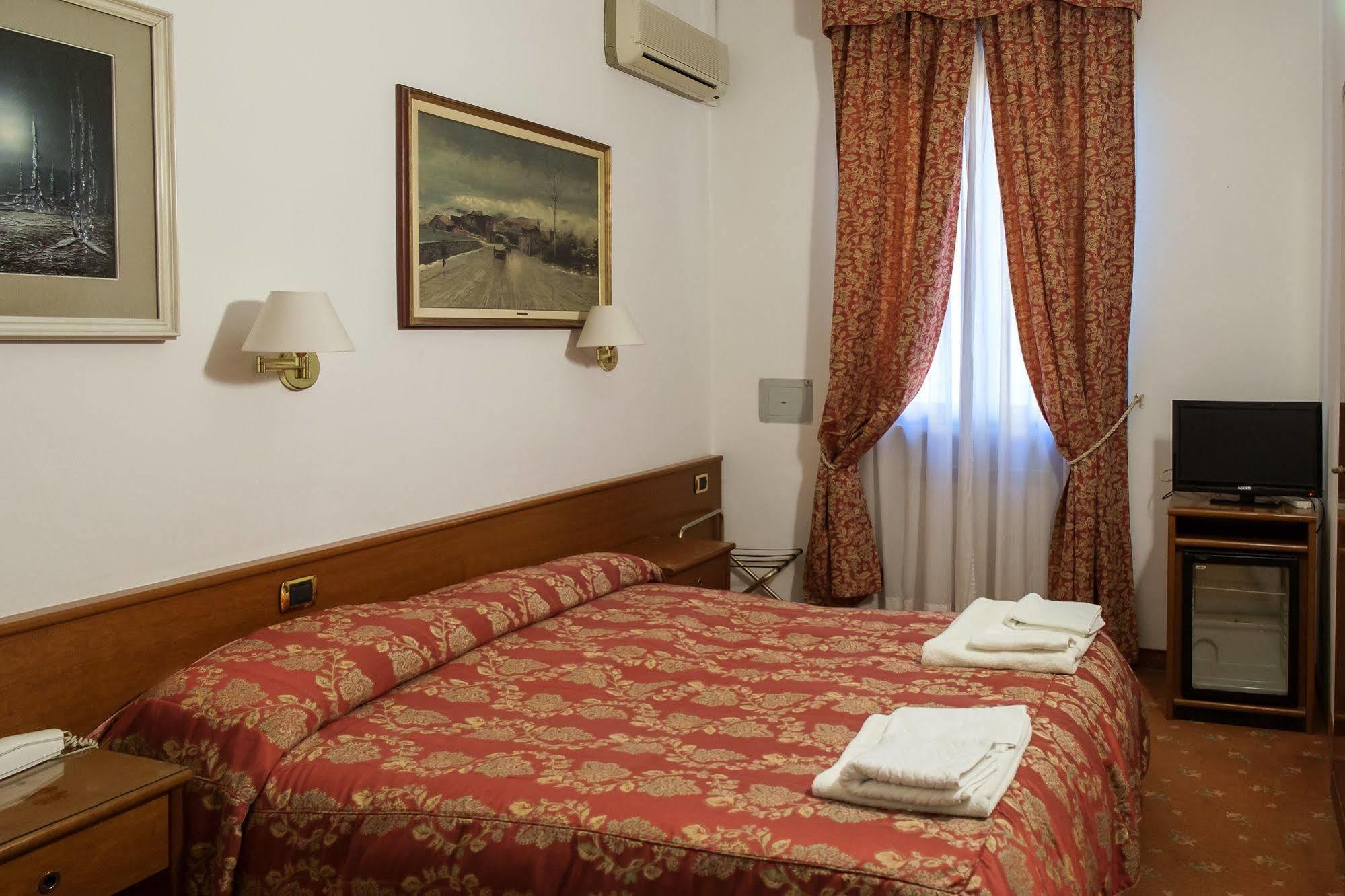 Vip Hotel Piacenza Kültér fotó