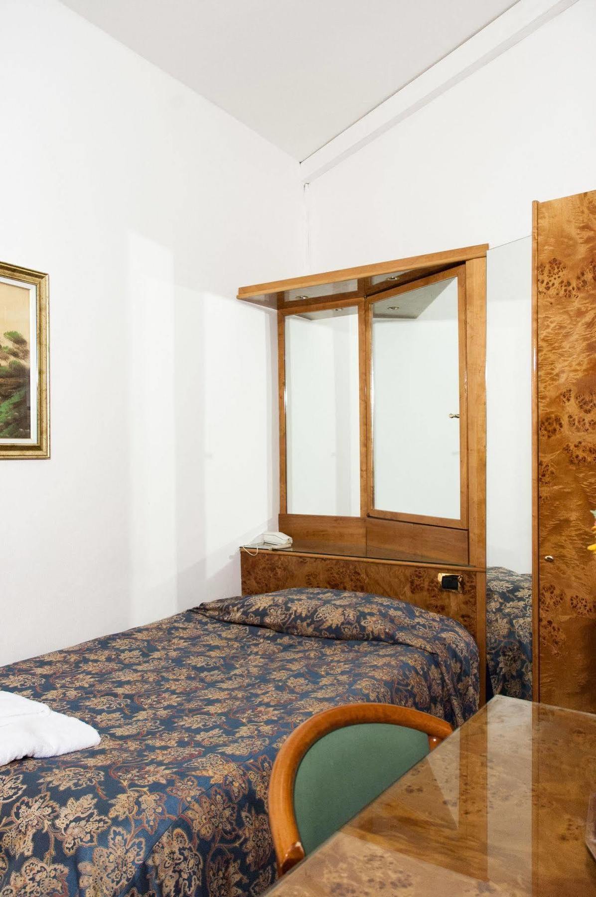 Vip Hotel Piacenza Kültér fotó